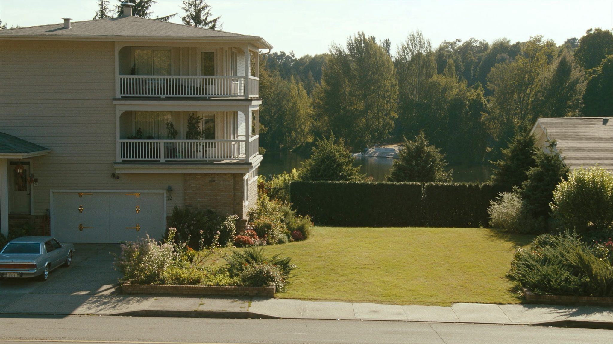 Twin Lakes neighborhood in Federal Way Washington with Pacific Northwest homes surrounding the lake and mature trees