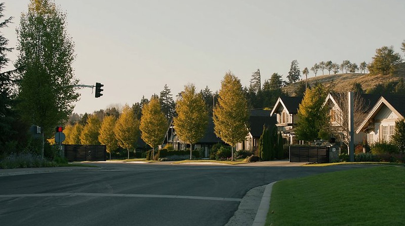 The Bridges upscale neighborhood in Auburn WA with larger craftsman homes and tree-lined streets in King County