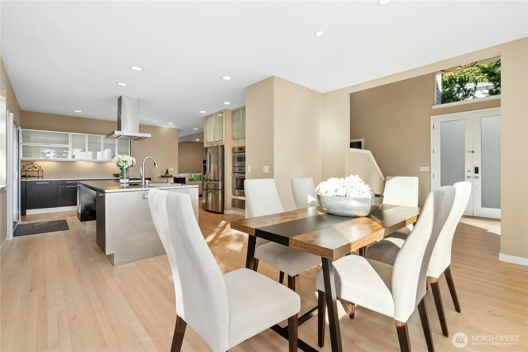 Dining area opening to the kitchen